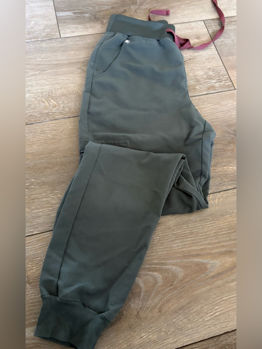 FIGS WOMEN'S HIGH-RISE ZAMORA JOGGER SCRUB PANTS - MOSS / OLIVE GREEN